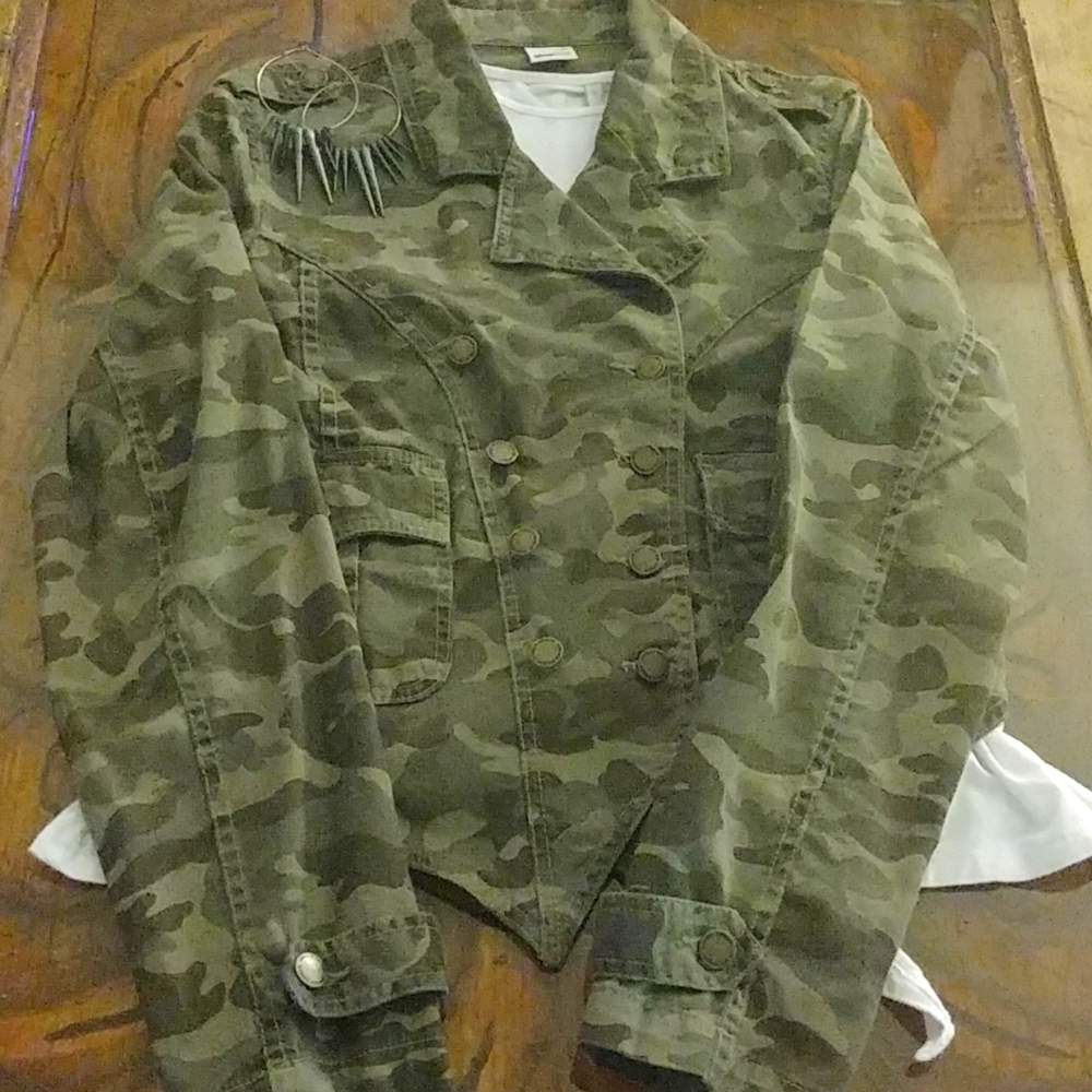 Camo jacket double breasted button.